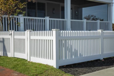 73011681-ActiveYards-VinylFence-Chestnut-White-Scene03