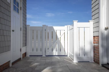 73024175-ActiveYards-VinylFence-Tupelo-White-Scene01