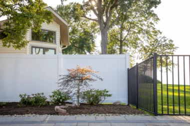 73028041-73017992-ActiveYards-DogwoodVinylFence-White-BedrockAluminumFence-MatteBlack-Scene01