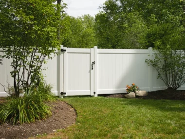 white vinyl privacy fence with gate