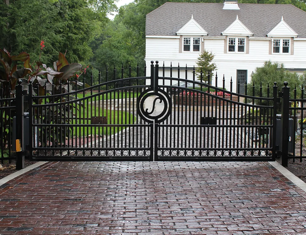 custom aluminum picket driveway gate