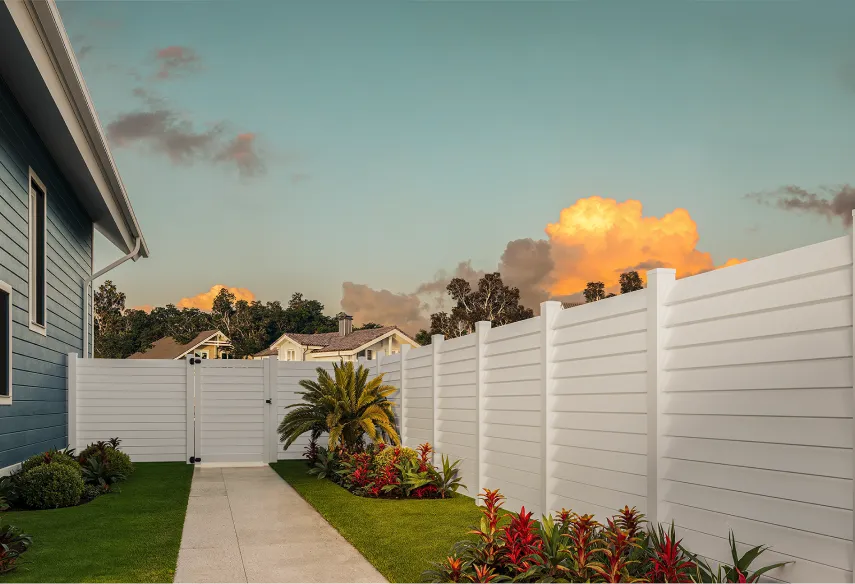 horizontal privacy fence with gate